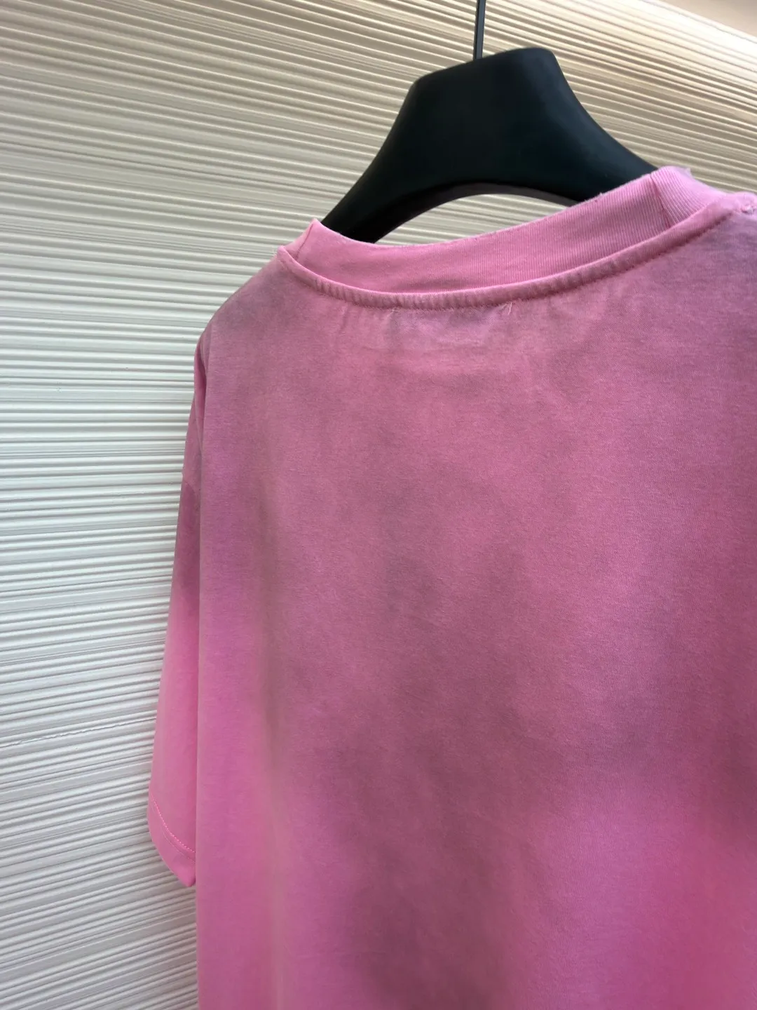 Acne Studios 1966 mud-dyed washed distressed short-sleeve ●Original version: 2800 purchased and developed ●Item number: 1682347-X95 ●Fabric: cloud velvet ski-feel cotton fabric ●Technology: glue printing ●Color: pink ●Version: fitted version ●Weight: about 215 grams ●Size: S-M-L-XL ●Description: Made of ultra-soft pure cotton fabric, garment-dyed, washed and distressed, the chest part has a dirty feel, and the lower part shows a gradient effect. The neckline is slightly frayed to better fit the overall tone. The overall line is straight and delicate, the fabric is comfortable and soft, and the color is consistent without color difference. It can be matched with the same style to create a fashionable look and control various occasions. Customized accessories, complete with three standards, the same style for men and women!